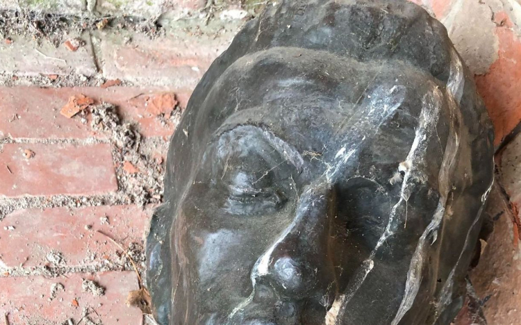 Ellopták a pannonhalmi Radnóti-szobrot