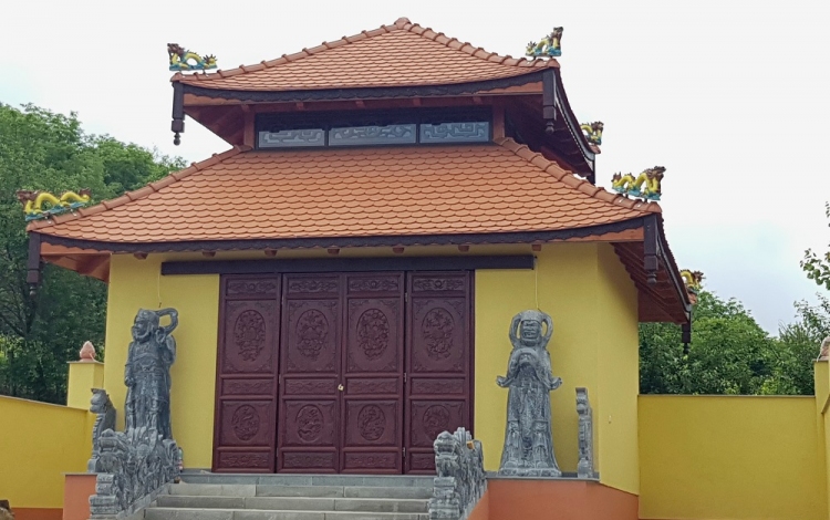 Felavatták hazánk első vietnami buddhista templomát Simontornyán