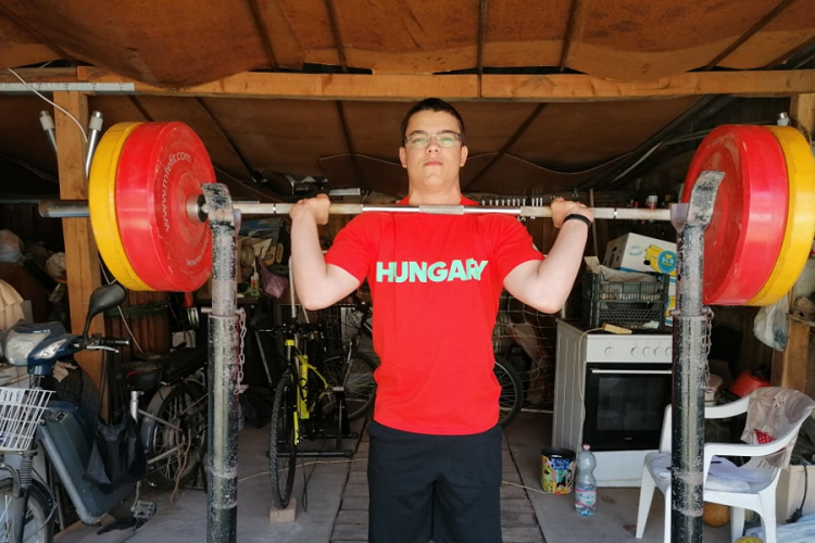 Fenyő Dániel otthoni edzéssel készült