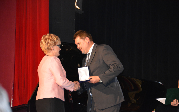 Átadták a Tamási Város Érdemes Közszolgálati Tisztviselője címeket is