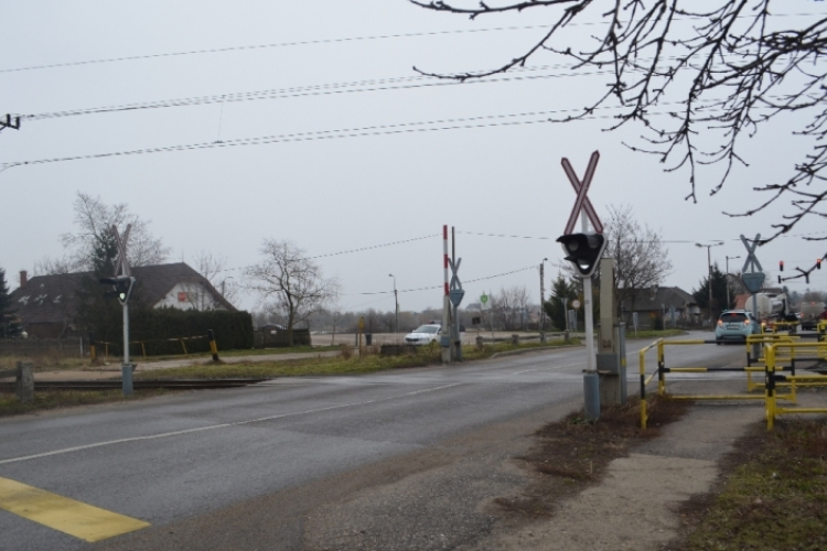 Tilos jelzés ellenére hajtott be az átjáróba