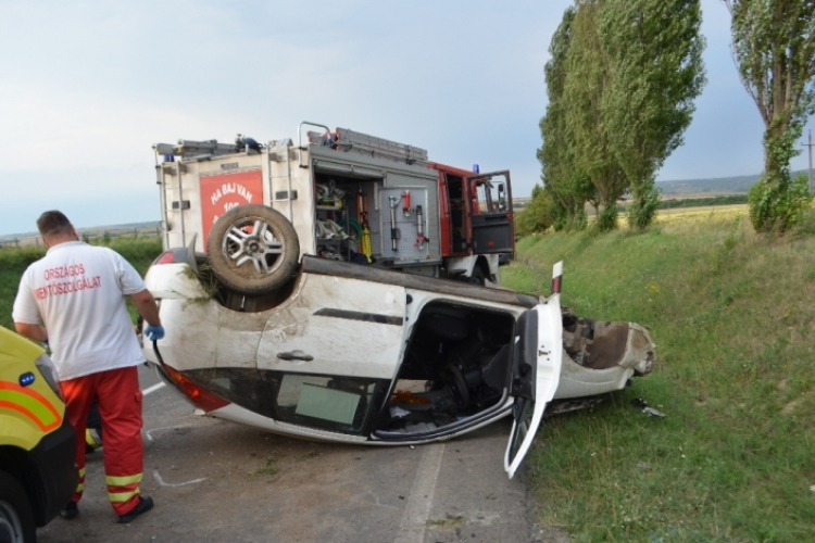 Nem az útviszonyoknak megfelelően közlekedett, ketten megsérültek