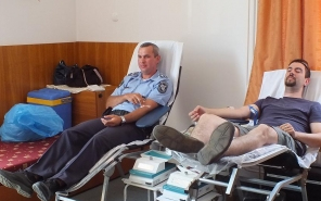 Vért adtak a rendőrök Tamásiban