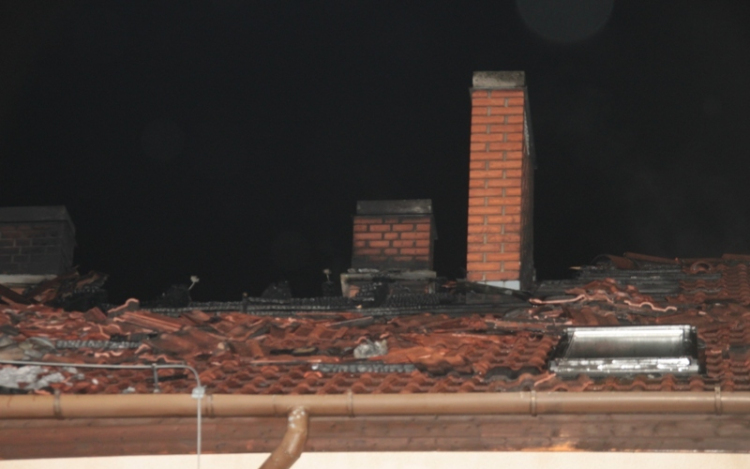 Tűzesethez és kidőlt házfalhoz vonultak a tamási tűzoltók