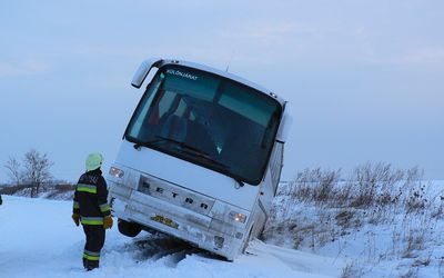 Árokba csúszott egy busz Páriban