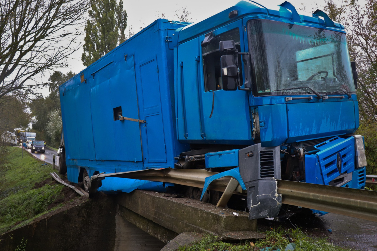 Szalagkorlátnak ütközött kamionhoz riasztották a tamási tűzoltókat