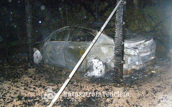 Két autó bennégett egy garázsban Tamásiban