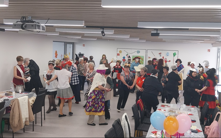 Fergeteges farsangot szervezett a szenior örömtánc csoport