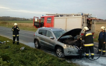 Kiégett autóhoz vonultak a tűzoltók
