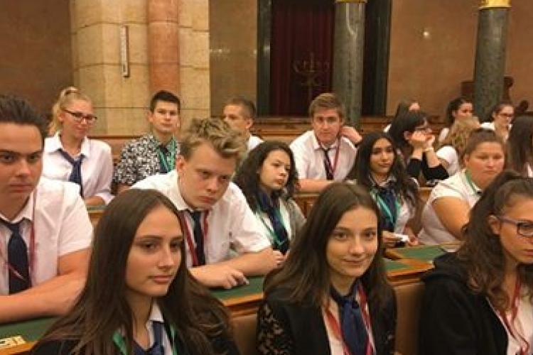 Simontornyai gimnazisták a Parlamenti Ifjúsági Napon