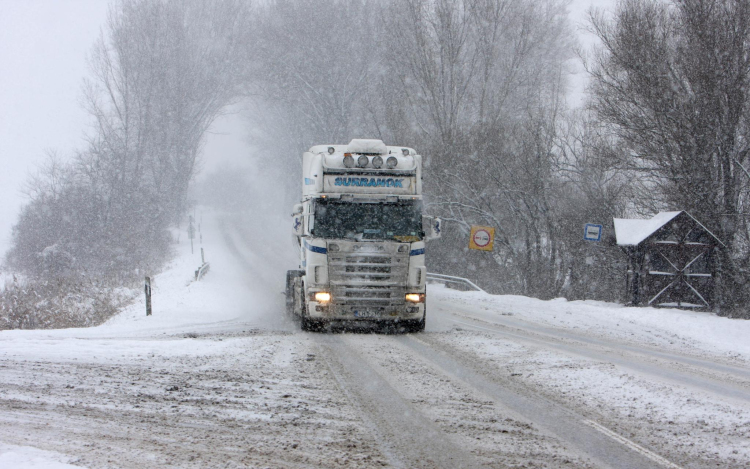 Folytatódik a havazás