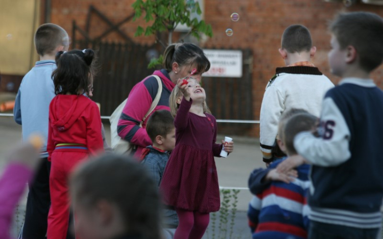Szappanbuborékok  borították be a Túrmezei Erzsébet teret