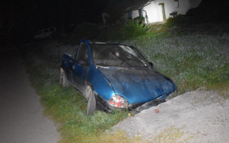 Félig megbontott autóval balesetezett a magyarkeszi fiú