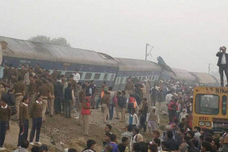 Súlyos vonatszerencsétlenség történt Indiában, többtucatnyian haltak meg