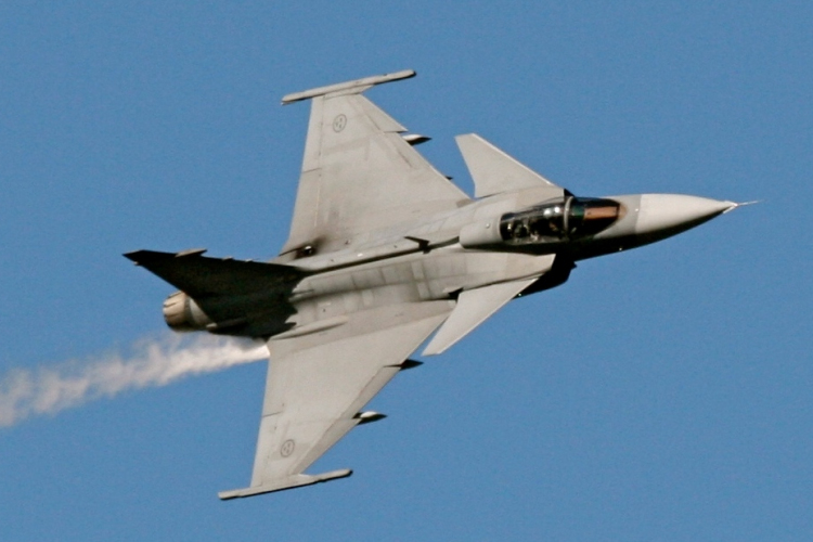 Riasztották a Gripeneket egy utasszállító repülőgép miatt