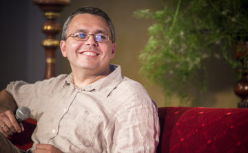 Irodalmi teaházat tartanak ma Dragomán György íróval