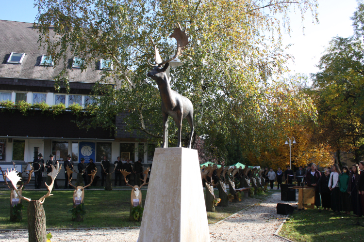 Felavatták a dám szobrot