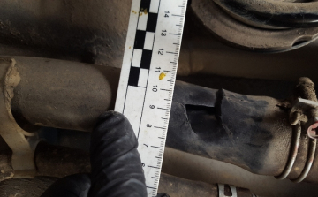 Parkoló személygépkocsikból lopta a benzint