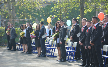 Elballagtak a város középiskolásai