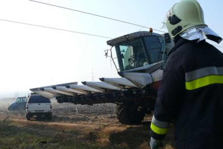 Kigyulladt kombájnhoz vonultak a tamási tűzoltók