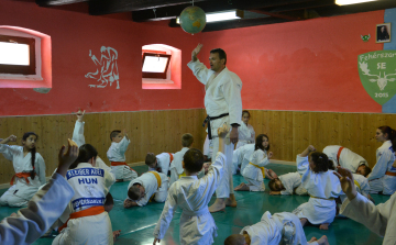 Rendhagyó edzésen vehettek részt a fehérszarvasok