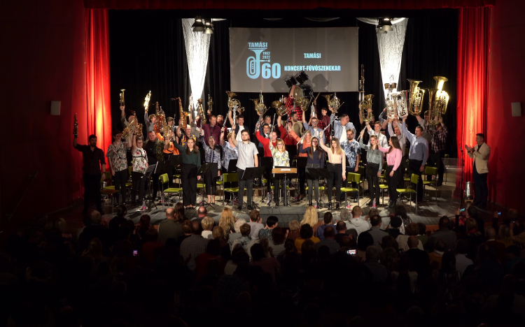 Állva tapsolta a közönség a fúvósokat