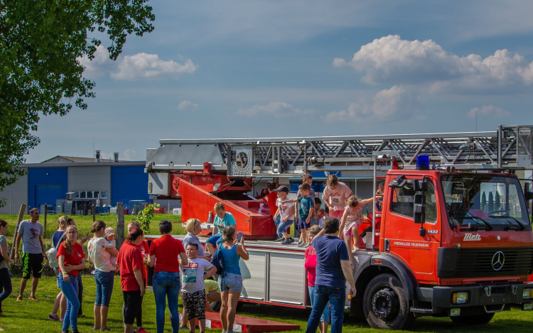 Gyerekzsivajtól voltak hangosak a tűzoltólaktanyák 