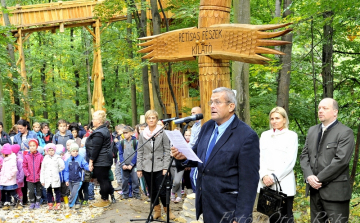 Átadták a Sasfészek-kilátót