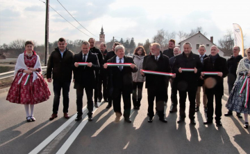 Átadták a megújult Pincehelyi Kapos-hídat a 61-es főúton 