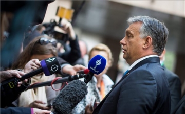 Orbán Viktor: meg kell fontolnunk, hogy átengedjük a migránsokat Ausztria és Németország felé