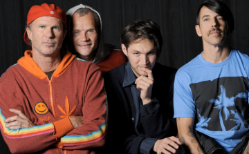 A Red Hot Chili Peppers duplázik Budapesten