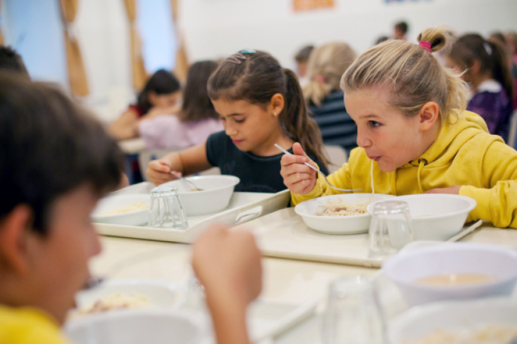 Az Ön gyermeke hol étkezik nyáron?