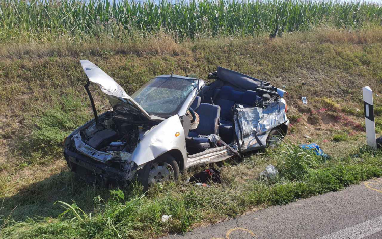 Ketten haltak meg a tegnapi balesetben - a biztonsági öv megmenthette volna őket