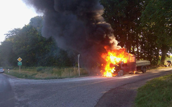 Kigyulladt egy teherautó fülkéje a 65-ös úton