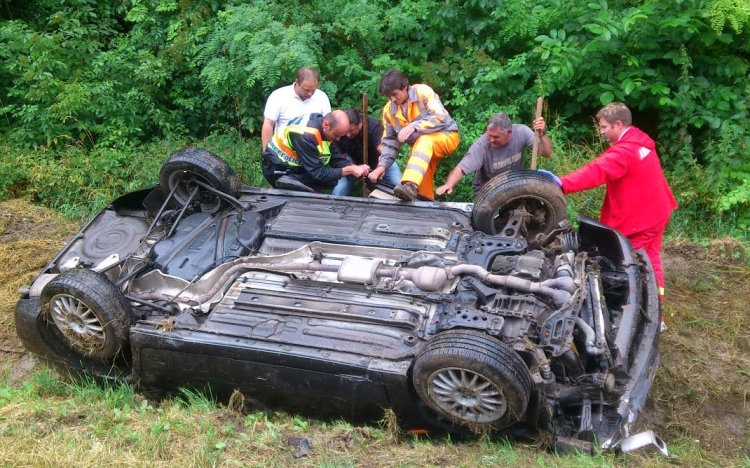 Rendőr húzta ki az utasokat az autóból