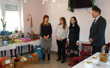 Adományaikkal segítik a rászorulókat a Tamási Járási Hivatal munkatársai