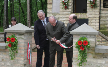 Átadták Tengelicen a felújított Benyovszky-kápolnát és parkerdőt