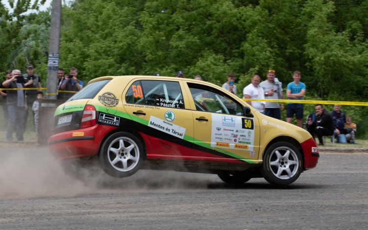 Most nagyon kell igyekeznünk az autóval!