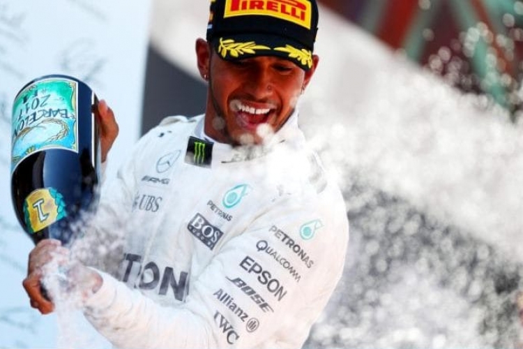 Hamilton nyert, egy pontra Vetteltől az összetettben