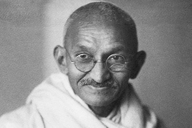Elárverezik Mahatma Gandhi egyik jellegzetes szemüvegét