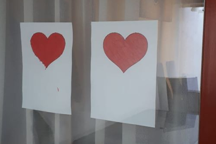 A tamási ablakokban is megjelentek a piros szívek