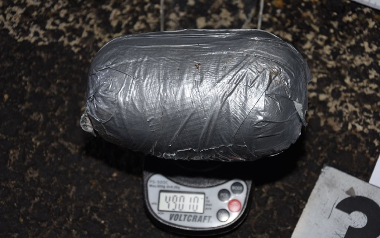 Tűzbe dobta a drogot