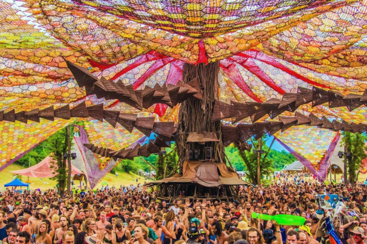 Indul az OZORA fesztivál, több tízezer látogatóra számítanak 