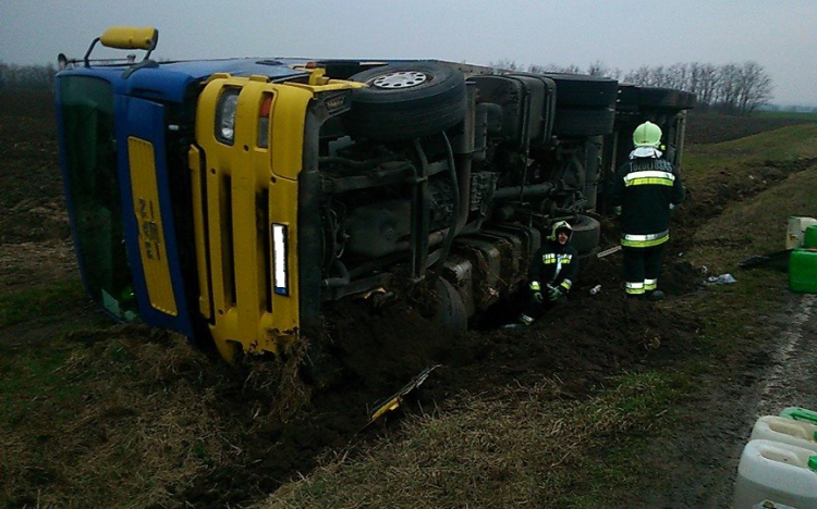 Árokba borult egy nyerges vontató Iregszemcse és Nagykónyi között
