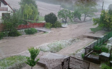 Több utat is le kellett zárni Tamásiban