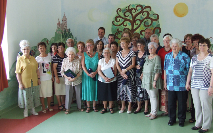 Hatan vehették át színes diplomájukat