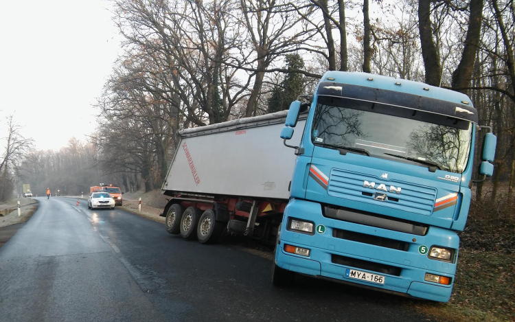 Nyerges vontató okozott félpályás útzárat Tamási és Szakály között