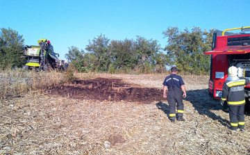 Kombájn tűzhöz és balesethez vonultak a tamási tűzoltók