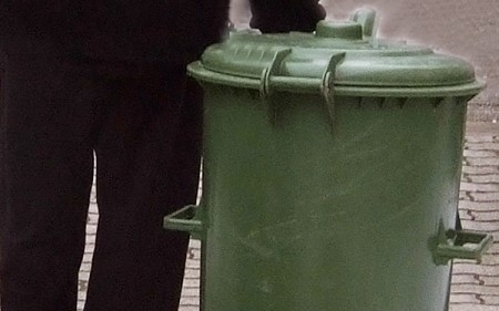 Szabálytalan a kuka mellé tett hulladék