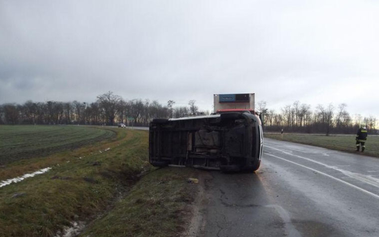 Felborult egy kisteherautó tegnap a 65-ösön